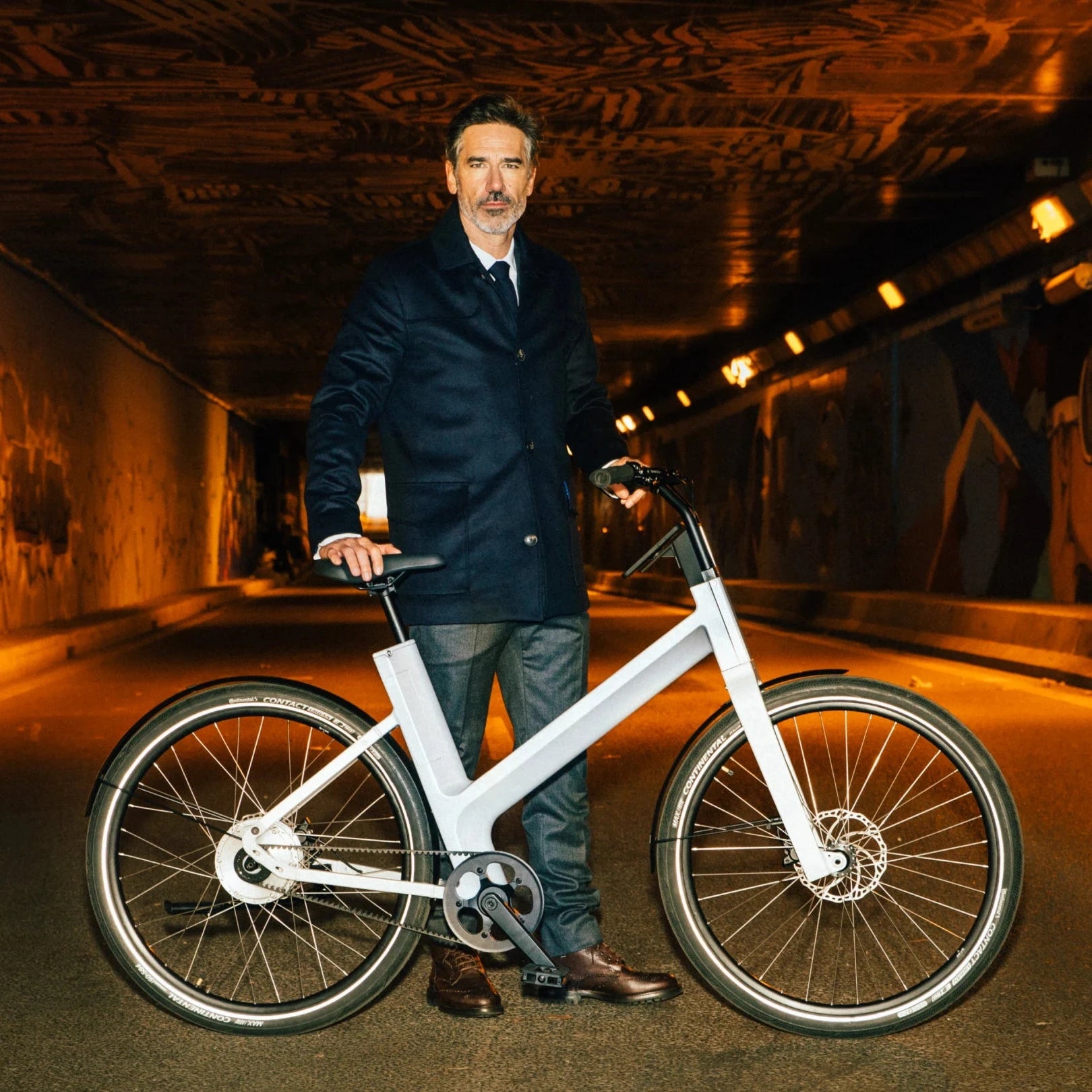 homme tenant vélo hybride anod hybrid route ville tunnel